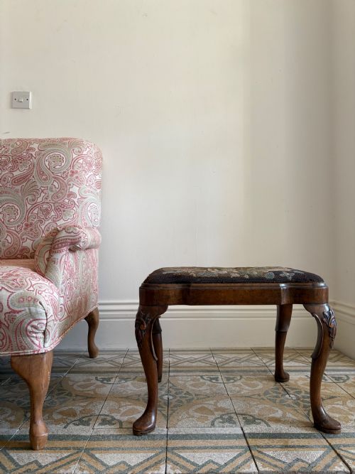 A 19THC QUEEN ANNE STYLE WALNUT DRESSING OR FOOTSTOOL WITH TAPESTRY SEAT AND CABRIOLE LEGS - ADDITIONAL PHOTO 1