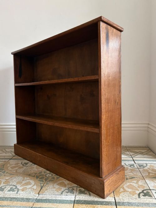 A PAIR OF ENGLISH OAK OPEN BOOKCASES C1920 91CM TALL 955CM WIDE - ADDITIONAL PHOTO 4