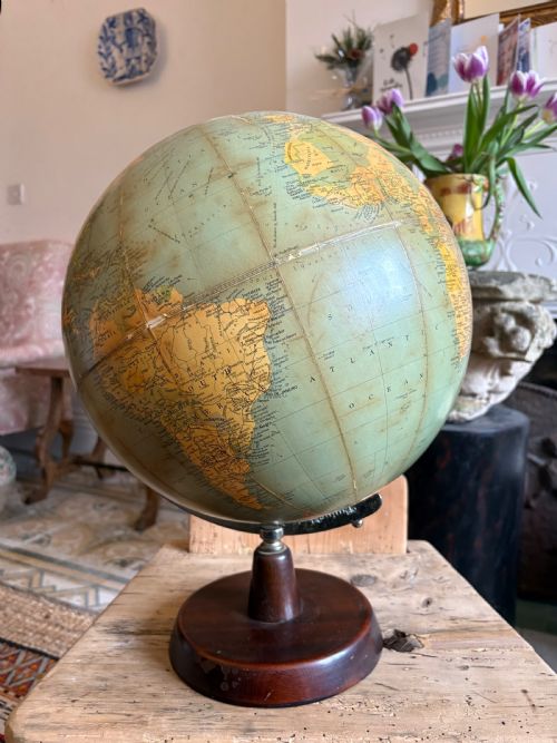 AN ORIGINAL 1920S PHILIPS CHALLENGE 135 GLOBE ON MAHOGANY BASE - ADDITIONAL PHOTO 3