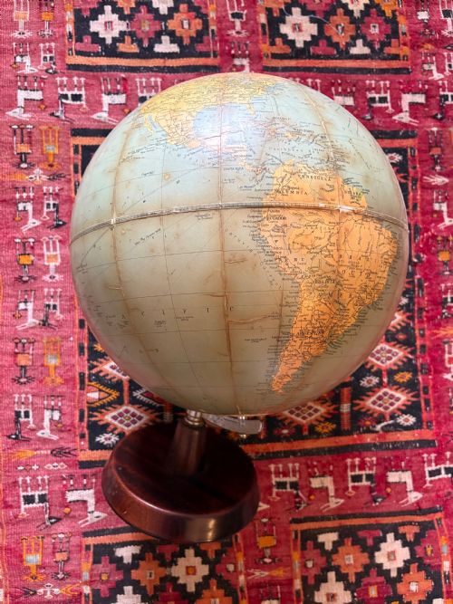 AN ORIGINAL 1920S PHILIPS CHALLENGE 135 GLOBE ON MAHOGANY BASE - ADDITIONAL PHOTO 5