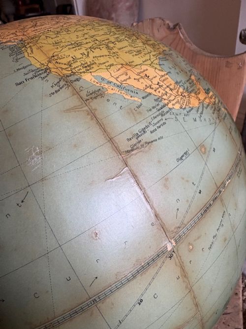 AN ORIGINAL 1920S PHILIPS CHALLENGE 135 GLOBE ON MAHOGANY BASE - ADDITIONAL PHOTO 4
