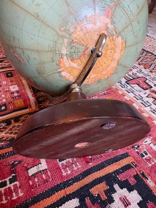 AN ORIGINAL 1920S PHILIPS CHALLENGE 135 GLOBE ON MAHOGANY BASE - ADDITIONAL PHOTO 6