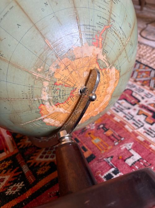 AN ORIGINAL 1920S PHILIPS CHALLENGE 135 GLOBE ON MAHOGANY BASE - ADDITIONAL PHOTO 7