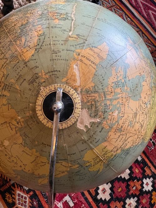AN ORIGINAL 1920S PHILIPS CHALLENGE 135 GLOBE ON MAHOGANY BASE - ADDITIONAL PHOTO 9