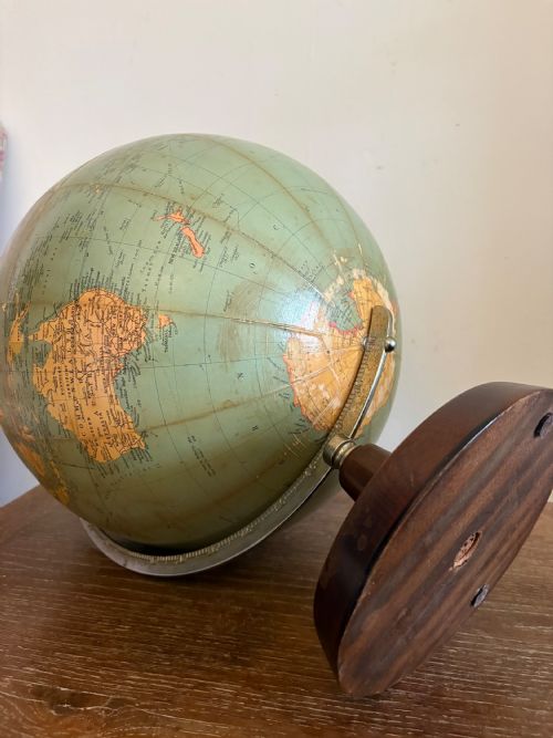AN ORIGINAL 1920S PHILIPS CHALLENGE 135 GLOBE ON MAHOGANY BASE - ADDITIONAL PHOTO 12