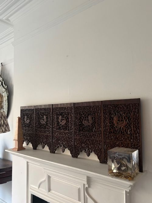 A 19TH CENTURY CARVED ANGLO INDIAN PADOUK WOOD WALL PANEL PELMET 121CM - ADDITIONAL PHOTO 3