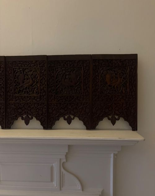 A 19TH CENTURY CARVED ANGLO INDIAN PADOUK WOOD WALL PANEL PELMET 121CM - ADDITIONAL PHOTO 7