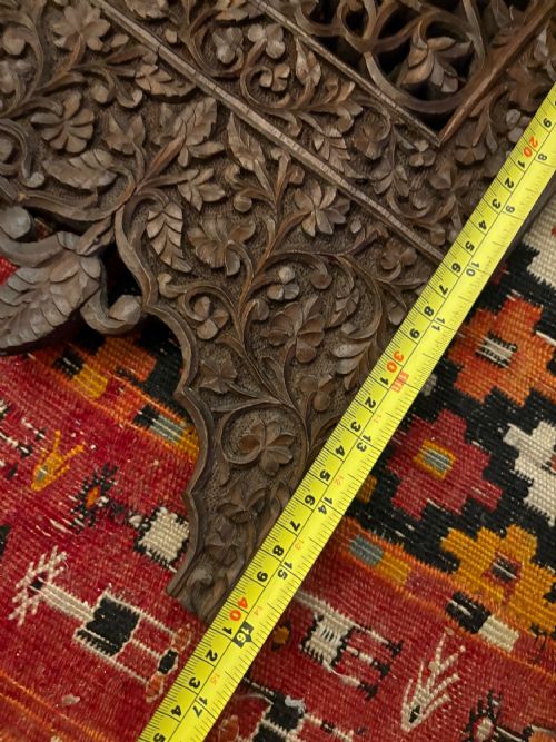 A 19TH CENTURY CARVED ANGLO INDIAN PADOUK WOOD WALL PANEL PELMET 121CM - ADDITIONAL PHOTO 5