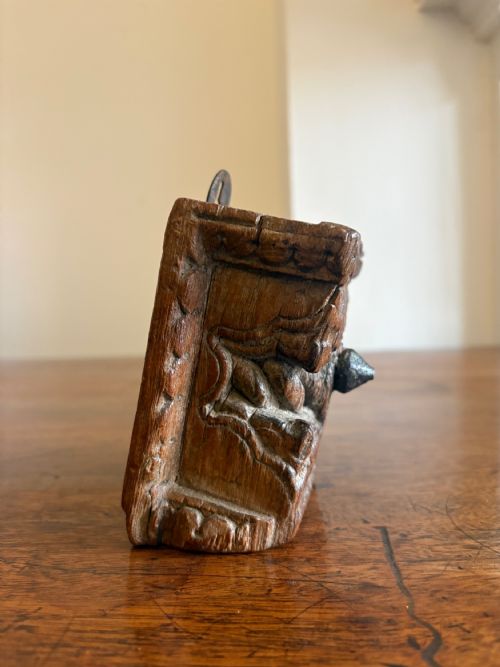A MEDIEVAL FLEMISH CARVED OAK ARCHITECTURAL FRAGMENT 12CM C16TH CENTURY - ADDITIONAL PHOTO 1