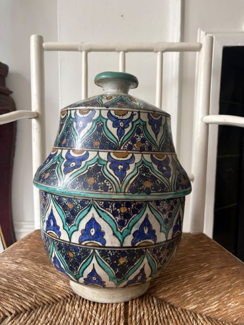 A MOROCCAN JOBBANA HAND PAINTED EARTHENWARE ISLAMIC POT AND LID C1900 33CM - ADDITIONAL PHOTO 8