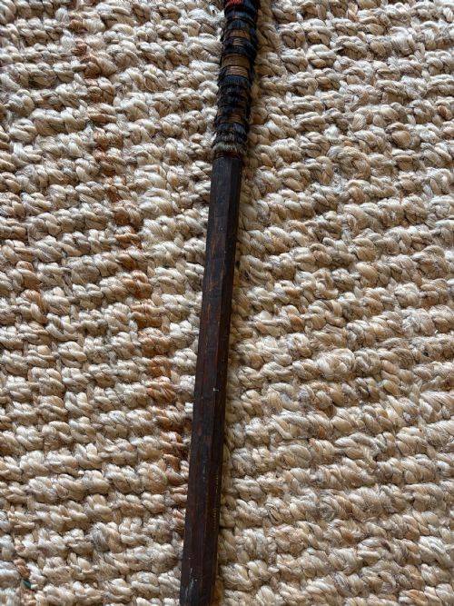 A 19TH CENTURY AFRICAN ZULU IRON SPEAR WITH VEGETABLE DYE BRISTLE SHAFT 161CM - ADDITIONAL PHOTO 2