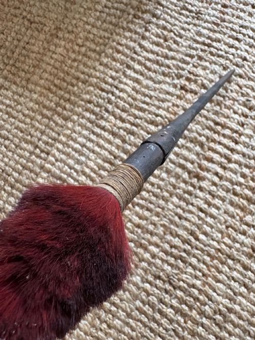 A 19TH CENTURY AFRICAN ZULU IRON SPEAR WITH VEGETABLE DYE BRISTLE SHAFT 161CM - ADDITIONAL PHOTO 4