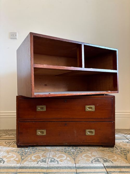 A 19TH CENTURY TEAK MILITARY CAMPAIGN CHEST OF DRAWERS 2 SECTIONS - ADDITIONAL PHOTO 6