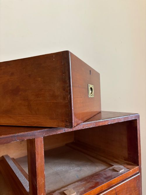 A 19TH CENTURY TEAK MILITARY CAMPAIGN CHEST OF DRAWERS 2 SECTIONS - ADDITIONAL PHOTO 7