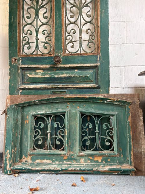 A 19THC FRENCH OAK FRONT DOOR 200CM WITH MATCHING OVERDOOR IRONWORK PANELS - ADDITIONAL PHOTO 4