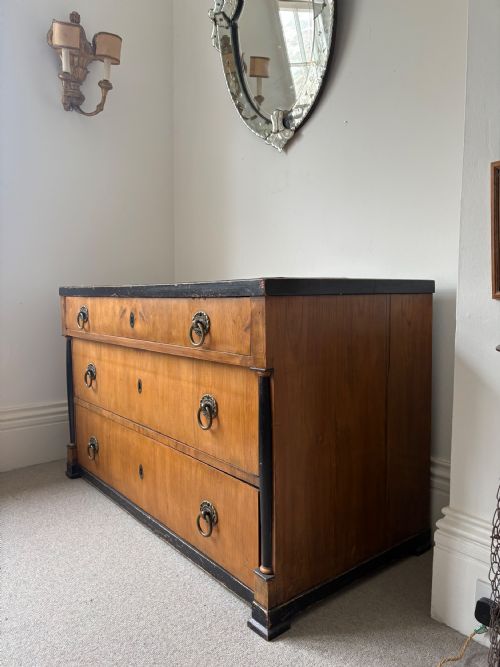EARLY 19TH CENTURY CHERRYWOOD BIEDERMEIER 3 DRAWER COMMODE CHEST 128CM C1820 - ADDITIONAL PHOTO 2