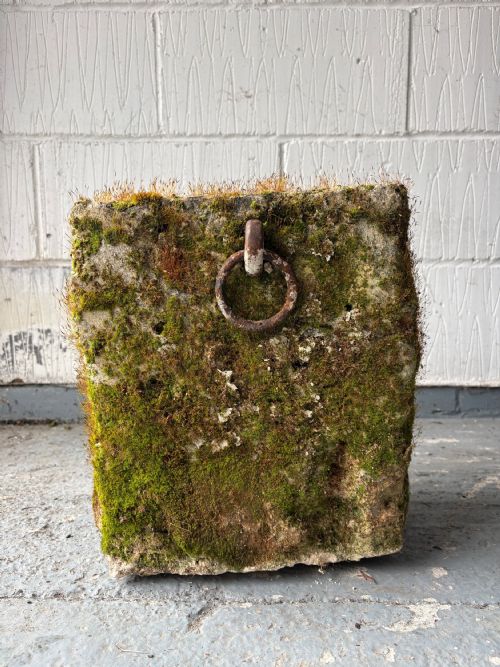 A 19THC SOUTHERN FRANCE SANDSTONE TETHER BLOCK 33CM ORIGINAL WROUGHT IRON RING - ADDITIONAL PHOTO 1