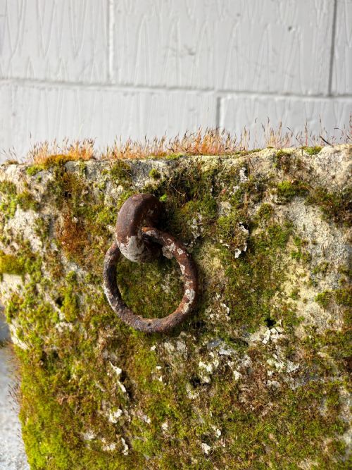 A 19THC SOUTHERN FRANCE SANDSTONE TETHER BLOCK 33CM ORIGINAL WROUGHT IRON RING - ADDITIONAL PHOTO 3