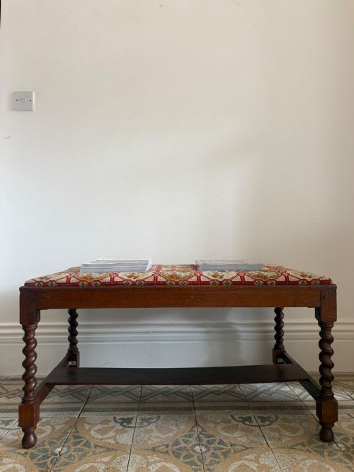 EARLY 20THC ENGLISH OAK BARLEY TWIST HALL BENCH NEEDLEPOINT SEAT C1920S 95CM - ADDITIONAL PHOTO 1