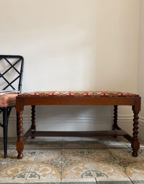 EARLY 20THC ENGLISH OAK BARLEY TWIST HALL BENCH NEEDLEPOINT SEAT C1920S 95CM - ADDITIONAL PHOTO 7