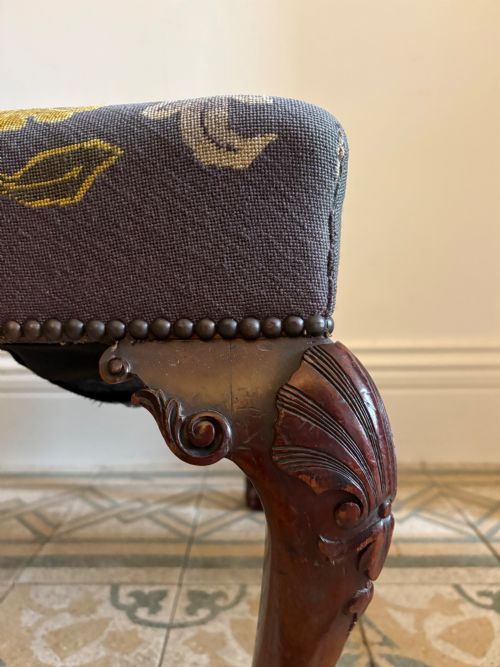 A 19TH CENTURY GEORGE 11 STYLE CARVED MAHOGANY SIDE CHAIR WITH TAPESTRY SEAT - ADDITIONAL PHOTO 3