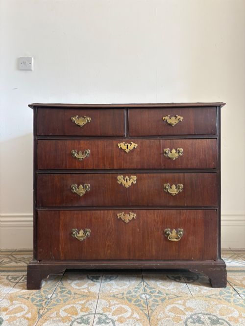 A MID 18TH CENTURY GGE11 WALNUT CHEST OF DRAWERS 91CM WIDE WITH BRASS HANDLES
