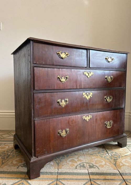 A MID 18TH CENTURY GGE11 WALNUT CHEST OF DRAWERS 91CM WIDE WITH BRASS HANDLES - ADDITIONAL PHOTO 3