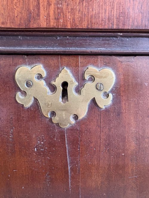 A MID 18TH CENTURY GGE11 WALNUT CHEST OF DRAWERS 91CM WIDE WITH BRASS HANDLES - ADDITIONAL PHOTO 8