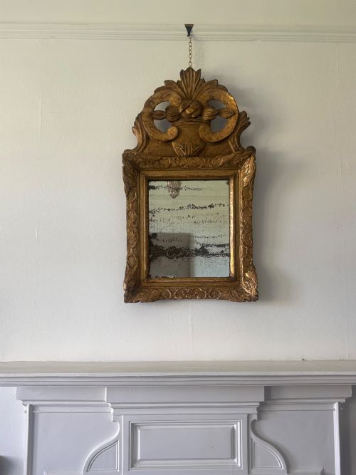 A FRENCH 18TH CENTURY GILTWOOD ORNATE PEDIMENT MIRROR 80CM FOXED MERCURY PLATE - ADDITIONAL PHOTO 2