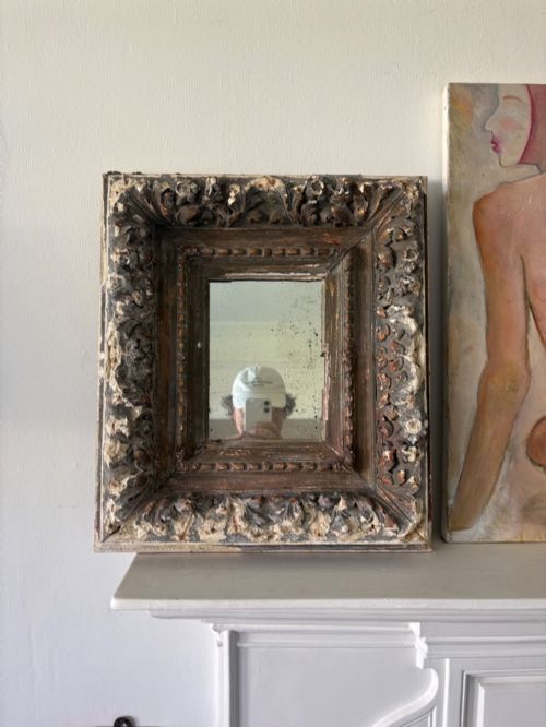 A 17THC CONTINENTAL CARVED WOOD AND GESSO FRAME WITH 18THC FOXED MIRROR 49CM - ADDITIONAL PHOTO 2