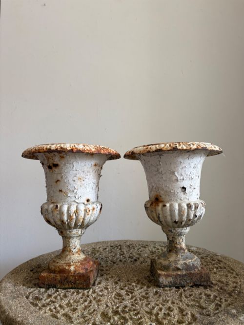 A PAIR OF 19TH CENTURY CAST IRON CLASSICAL URNS ORIGINAL DISTRESSED PAINT 33CM - ADDITIONAL PHOTO 1