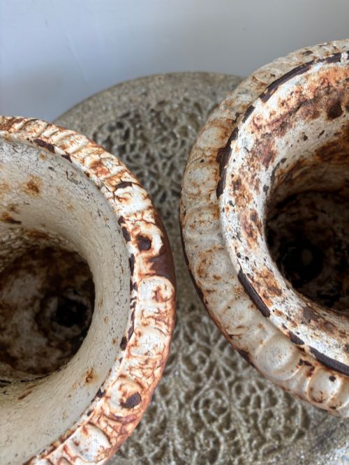 A PAIR OF 19TH CENTURY CAST IRON CLASSICAL URNS ORIGINAL DISTRESSED PAINT 33CM - ADDITIONAL PHOTO 2
