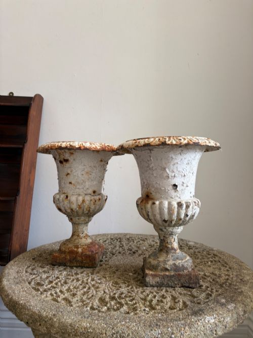 A PAIR OF 19TH CENTURY CAST IRON CLASSICAL URNS ORIGINAL DISTRESSED PAINT 33CM - ADDITIONAL PHOTO 3