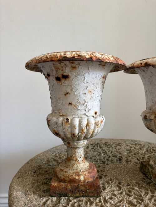 A PAIR OF 19TH CENTURY CAST IRON CLASSICAL URNS ORIGINAL DISTRESSED PAINT 33CM - ADDITIONAL PHOTO 5