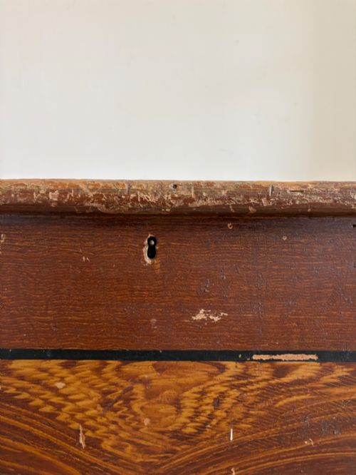 A 19TH CENTURY SCUMBLE PINE PAINTED TRUNK HINGED LID BLANKET BOX 95CM - ADDITIONAL PHOTO 4