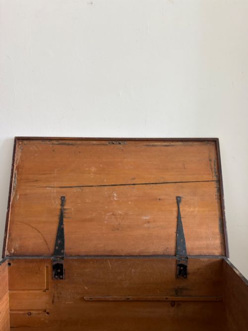 A 19TH CENTURY SCUMBLE PINE PAINTED TRUNK HINGED LID BLANKET BOX 95CM - ADDITIONAL PHOTO 7