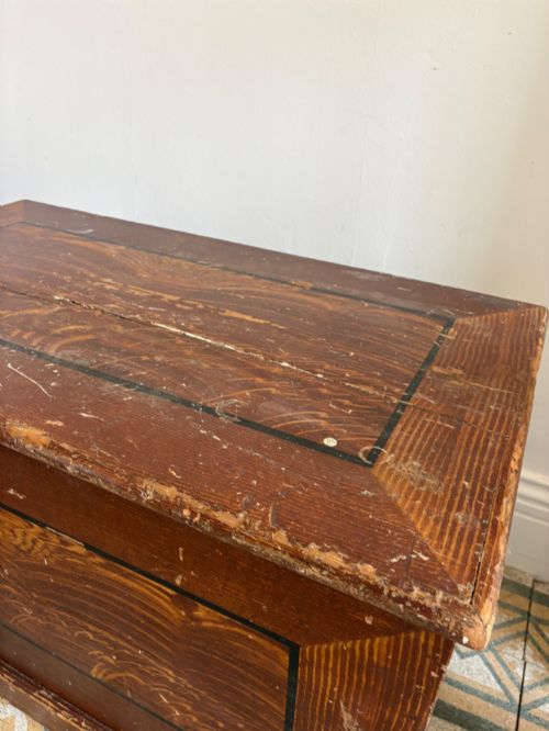 A 19TH CENTURY SCUMBLE PINE PAINTED TRUNK HINGED LID BLANKET BOX 95CM - ADDITIONAL PHOTO 9