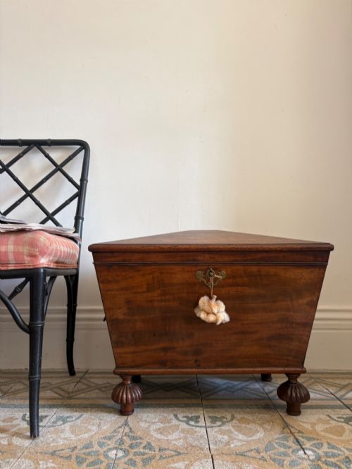 A REGENCY MAHOGANY SARCOPHAGUS CELLARETTE 65CM WIDE WITH ORIGINAL LEAD LINER C1830 MANNER OF THOMAS HOPE
