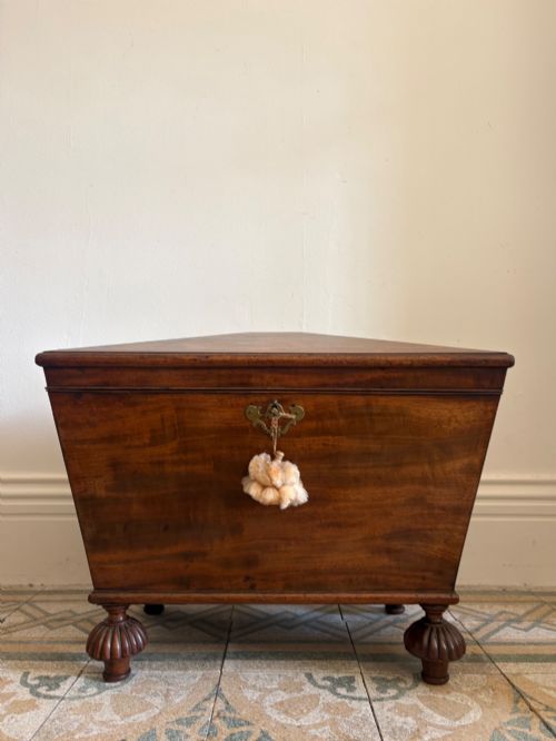 A REGENCY MAHOGANY SARCOPHAGUS CELLARETTE 65CM WIDE WITH ORIGINAL LEAD LINER C1830 MANNER OF THOMAS HOPE - ADDITIONAL PHOTO 1