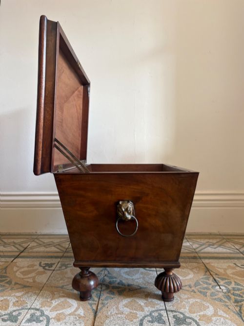 A REGENCY MAHOGANY SARCOPHAGUS CELLARETTE 65CM WIDE WITH ORIGINAL LEAD LINER C1830 MANNER OF THOMAS HOPE - ADDITIONAL PHOTO 2