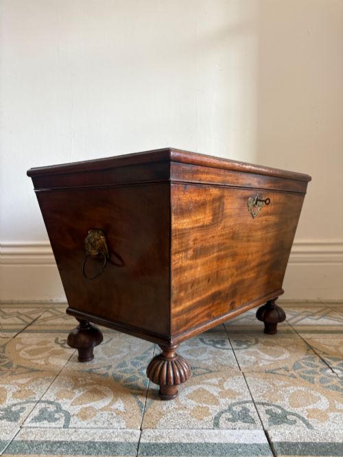 A REGENCY MAHOGANY SARCOPHAGUS CELLARETTE 65CM WIDE WITH ORIGINAL LEAD LINER C1830 MANNER OF THOMAS HOPE - ADDITIONAL PHOTO 4