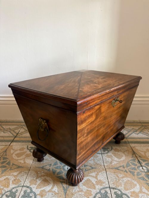 A REGENCY MAHOGANY SARCOPHAGUS CELLARETTE 65CM WIDE WITH ORIGINAL LEAD LINER C1830 MANNER OF THOMAS HOPE - ADDITIONAL PHOTO 10