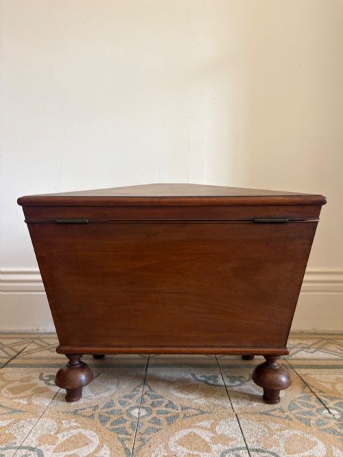 A REGENCY MAHOGANY SARCOPHAGUS CELLARETTE 65CM WIDE WITH ORIGINAL LEAD LINER C1830 MANNER OF THOMAS HOPE - ADDITIONAL PHOTO 13