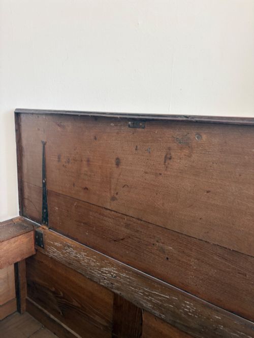 A GEORGIAN OAK BLANKET BOX 123CM WITH IRON HINGED LID ON BRACKET FEET C1790 - ADDITIONAL PHOTO 9