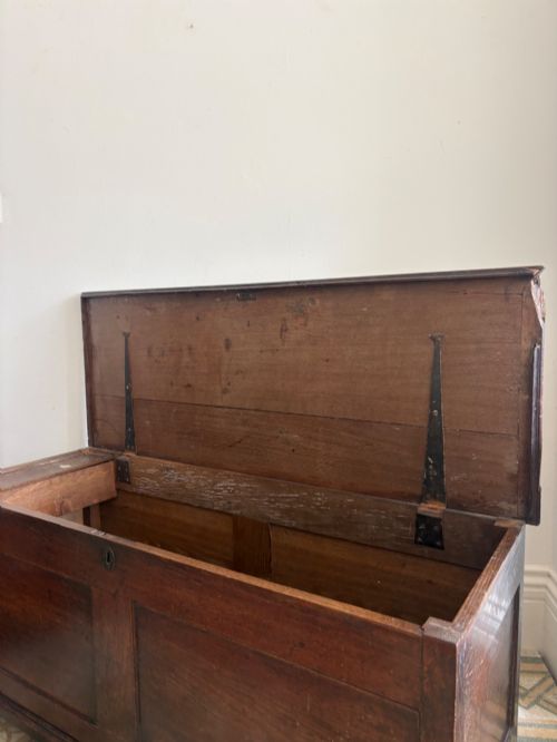 A GEORGIAN OAK BLANKET BOX 123CM WITH IRON HINGED LID ON BRACKET FEET C1790 - ADDITIONAL PHOTO 10