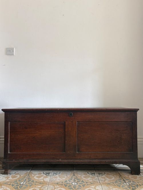 A GEORGIAN OAK BLANKET BOX 123CM WITH IRON HINGED LID ON BRACKET FEET C1790