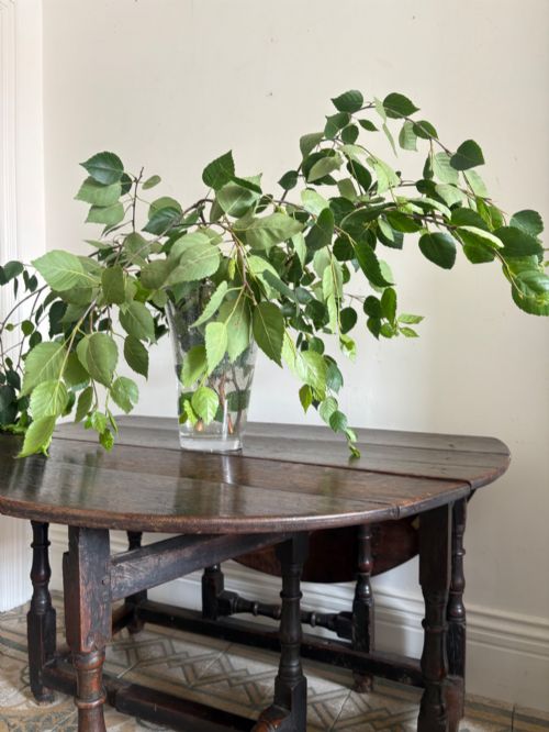 A LATE 17 TO 18TH CENTURY OAK PLANK TOP GATELEG TABLE WITH TURNED BALUSTER LEGS - ADDITIONAL PHOTO 7