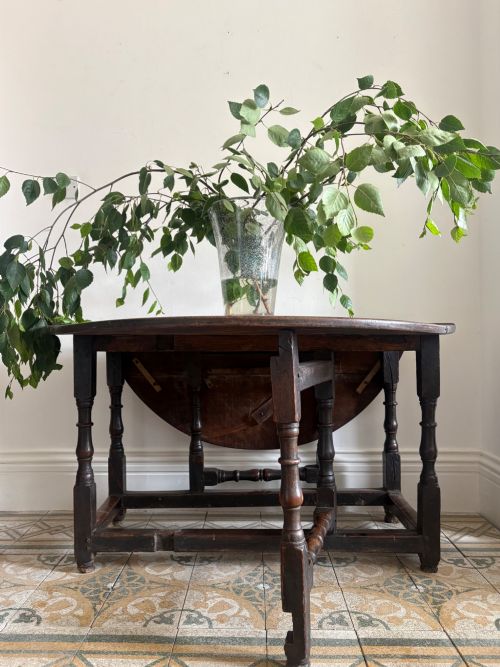 A LATE 17 TO 18TH CENTURY OAK PLANK TOP GATELEG TABLE WITH TURNED BALUSTER LEGS - ADDITIONAL PHOTO 8