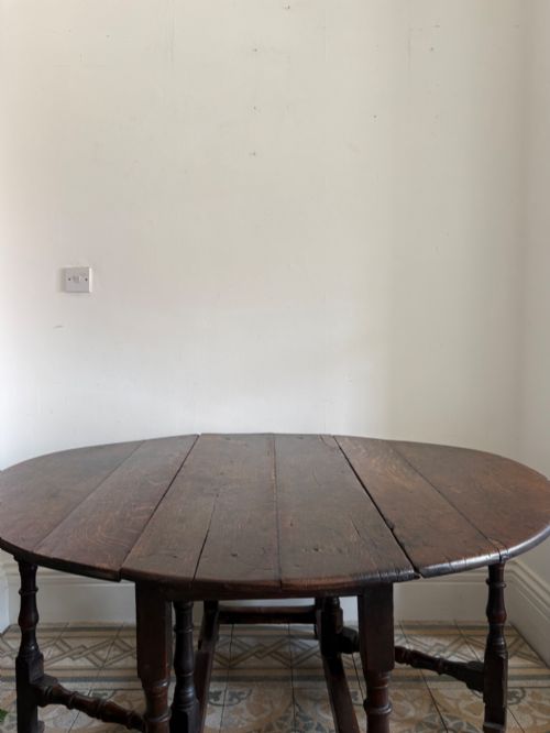 A LATE 17 TO 18TH CENTURY OAK PLANK TOP GATELEG TABLE WITH TURNED BALUSTER LEGS - ADDITIONAL PHOTO 11