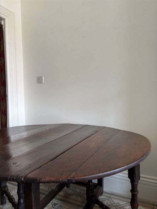 A LATE 17 TO 18TH CENTURY OAK PLANK TOP GATELEG TABLE WITH TURNED BALUSTER LEGS - ADDITIONAL PHOTO 12